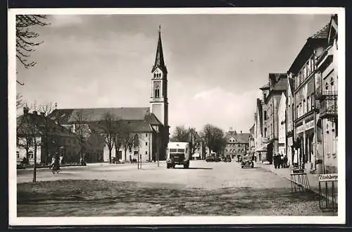 AK Plattling /Nb., Stadtplatz mit Geschäft und Kirche