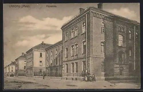 AK Landau /Pfalz, Kaserne mit Strassenpartie