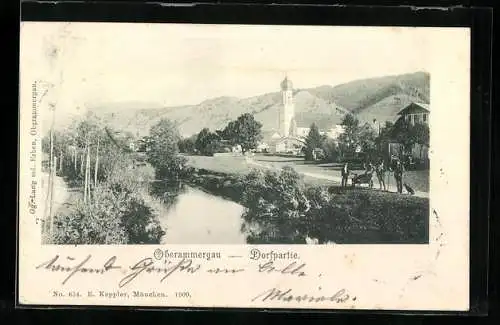 AK Oberammergau, Dorfpartie mit Bewohnern