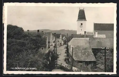 AK Feldkirchen an der Donau, Strassenpartie mit Kirche