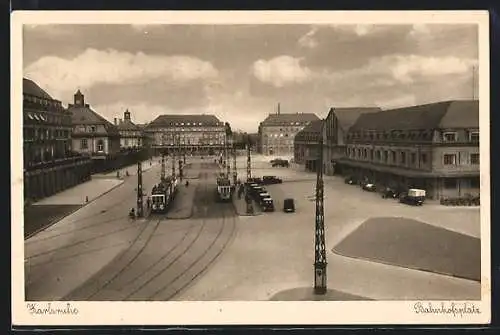 AK Karlsruhe, Bahnhofsplatz mit Strassenbahnen und Automobilen