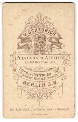 Fotografie V. Scheurich, Berlin, Friedrichstr. 207, Monogramm des Fotografen über Anschrift des Atelier