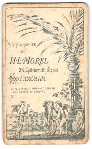 Fotografie H. L. Morel, Nottingham, 36 Goldsmith Street, zwei Engel machen ein Foto mit einer Plattenkamera