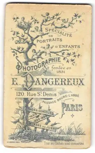 Fotografie E. Dangereux, Paris, 120 Rue St. Denis, Kinder im Geäst des Baumes, Weganzeiger am Boden