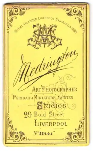 Fotografie Medrington, Liverpool, 29 Bold Str., Monogramm des Fotografen über Anschrift des Ateliers