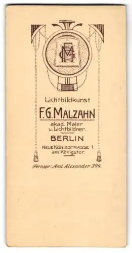 Fotografie F. G. Malzahn, Berlin, Neue Königstr. 1, Monogramm des Fotografen in Jugendstilverzierung