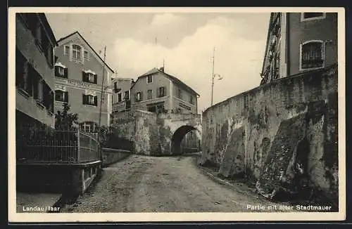 AK Landau / Isar, Partie mit alter Stadtmauer und Haus Uhrenmacher Fritz Sommer