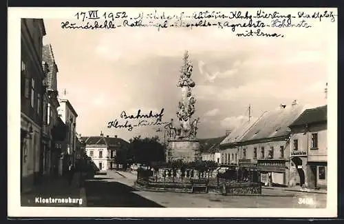 AK Klosterneuburg, Stadtplatz mit Denkmal und Geschäften