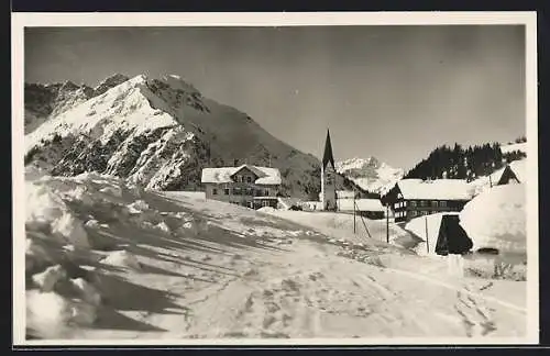 AK Mittelberg, Ortspartie mit Widderstein im Winter