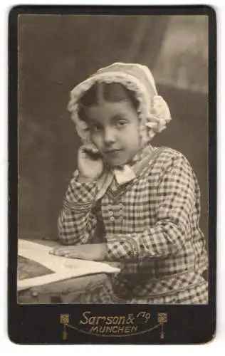 Fotografie Samson & Co., München, niedliches kleines Mädchen im karierten Kleid mit Haube