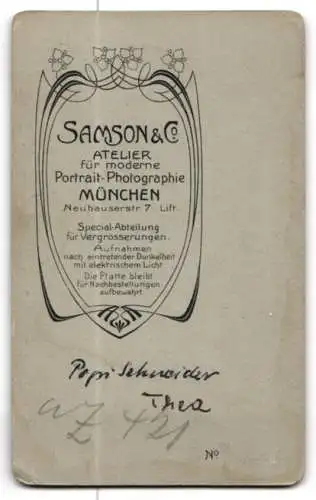 Fotografie Samson & Co., München, niedliches kleines Mädchen im karierten Kleid mit Haube