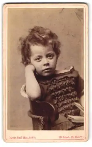 Fotografie Heinr. Graf, Berlin, kleines Kind im Kleid schaut gelangweilt in die Kamera