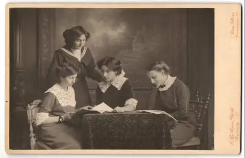 Fotografie G. Th. Hase Nachf., Freiburg i. B., vier Damen Hedwig Thurneysen, Ilse Fauler und Ilse Rohde