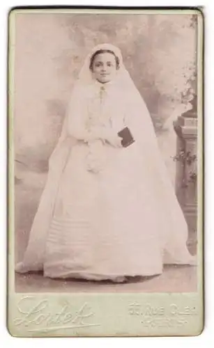 Fotografie Lortet, Paris, junges franzöisches Mädchen zur Konfirmation im weissen Kleid mit Bibel