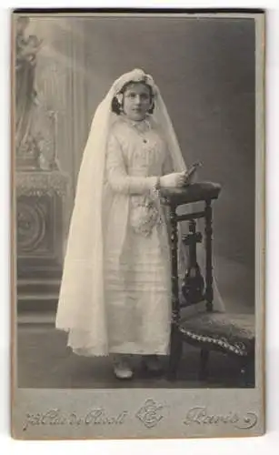 Fotografie Samaritaine, Paris, Mädchen aus Frankreich im weissen Kommunionskleid mit Schleier