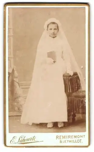 Fotografie E. Laheurte, Remiremont, Mädchen im Kleid mit Bibel und Schleier, Kommunion