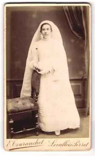 Fotografie E. Couranchet, Paris, junges Mädchen zur Kommunion im weissen Kleid mit Schleier