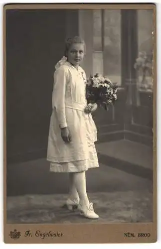 Fotografie Fr. Engelmaier, Nem. Brod, hübsches junges Mädchen im weissen Kleid mit Blumenstrauss zur Kommunion