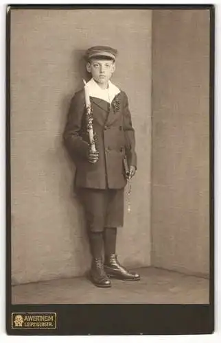 Fotografie A. Wertheim, Berlin, junger Knabe im Kommunionsanzug mit Kerze in der Hand