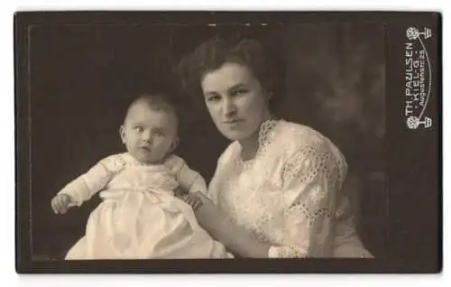 Fotografie Th. Paulsen, Kiel, junge Mutter Toni mit ihrem Kleinkind Liselotte im Arm, Mutterglück