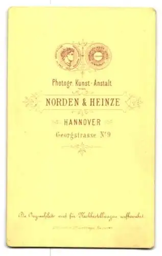 Fotografie Norden & Heinze, Hannover, Mutter mit ihrem Kind auf dem Schoss, Mutterglück