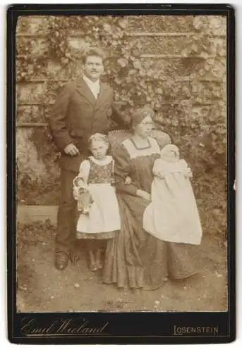 Fotografie Emil Wieland, Losenstein, Mutter und Vater mit ihren beiden Kindern im Garten, Mutterglück