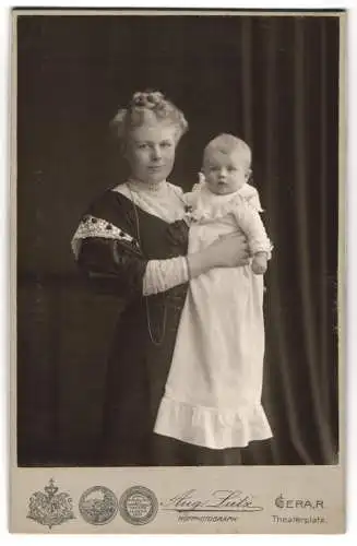 Fotografie Aug. Lutz, Gera, junge Frau mit ihrem Kind im Arm, Mutterglück, 1907