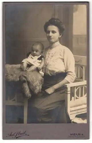 Fotografie Ant. Streit, Wien, junge Mutter mit ihrem Kleinkind auf einem Fell, Mutterglück