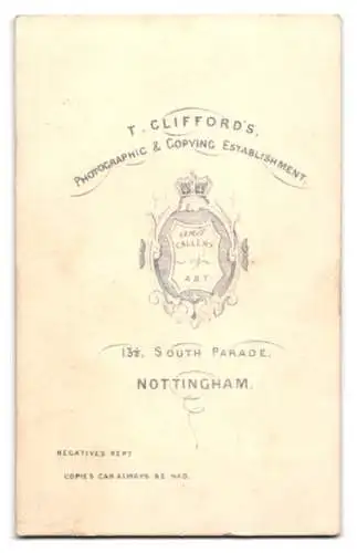 Fotografie T. Clifford, Nottingham, englischer Herr im Anzug mit Fliege und Chin Strap Bart