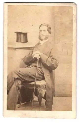 Fotografie Braithwaite, Leeds, Herr im Anzug mit Stock und Zylinder, Backenbart