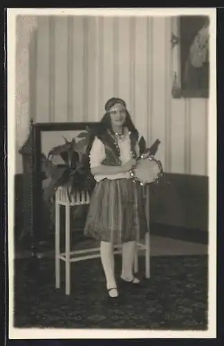 Foto-AK Altötting, Engl. Institut, kostümierte Frau zum Fasching 1929