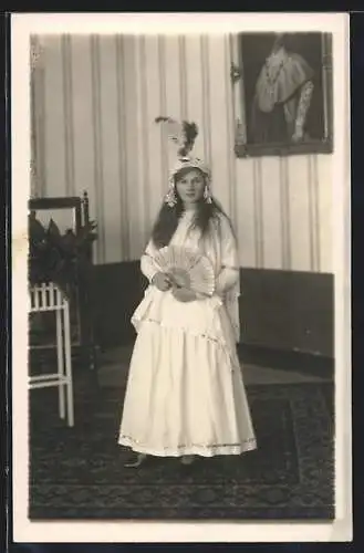 Foto-AK Altötting, Engl. Institut, kostümierte Frau zum Fasching 1929