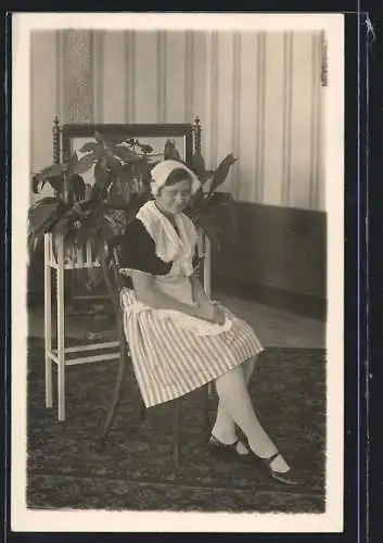 Foto-AK Altötting, Engl. Institut, kostümierte Frau zum Fasching 1929