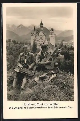 AK Schwangau i. B., Hansl und Toni Kornmüller, Original Neuschwansteiner Bayr. Schrammel-Duo, Schloss im Hintergrund