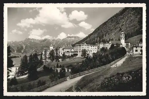 AK Pontresina, Ortsansicht im Bergidyll