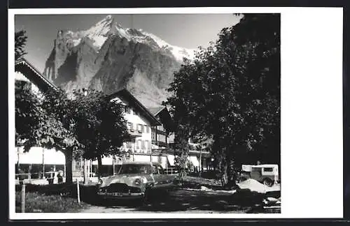 AK Grindelwald, Ortsansicht mit Blick auf das Bergmassiv