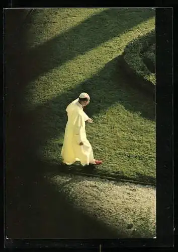 AK Papst Paul VI. in seiner Soutane mit Pileolus bei einem Spaziergang durch den Garten