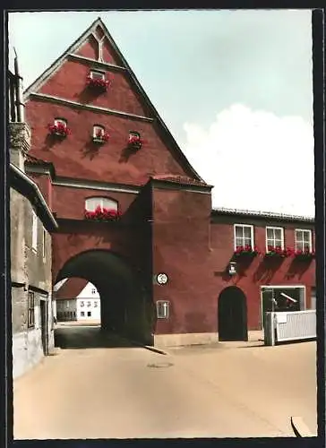 AK Oettingen in Bayern, Durchfahrt durch ein rotes Gebäude