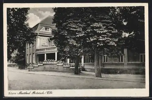 AK Pretzsch /Elbe, Ortspartie an einer Strasse