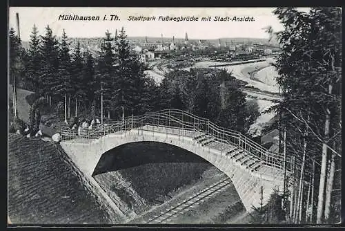 AK Mühlhausen i. Thür., Stadtpark-Fusswegbrücke mit Stadtansicht