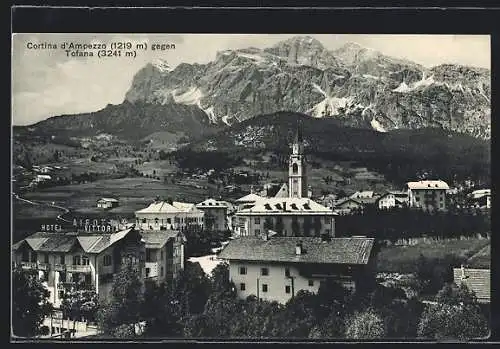 AK Cortina d`Ampezzo, Hotel Vittoria mit Ortsansicht gegen Tofana