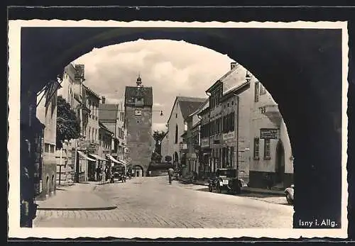 AK Isny, Strassenansicht mit Torturm und Autos