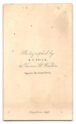 Fotografie B. C .Paice, Windsor, älterer Herr im Anzug mit Chin Strap Bart und aufgeschlagenem Buch