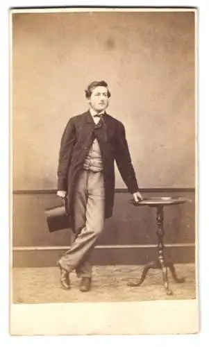 Fotografie J. Brennen, Derby, englischer Gentleman im Anzug mit Zylinder