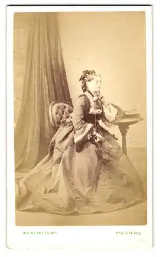 Fotografie W. K. Munro, Edinburgh, junge Schottin im weiten Kleid mit geflochtenen Haaren