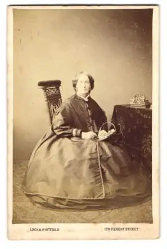 Fotografie Lock & Whitfield, London, englische Dame im weiten Kleid mit Überkleid sitzend im Atelier