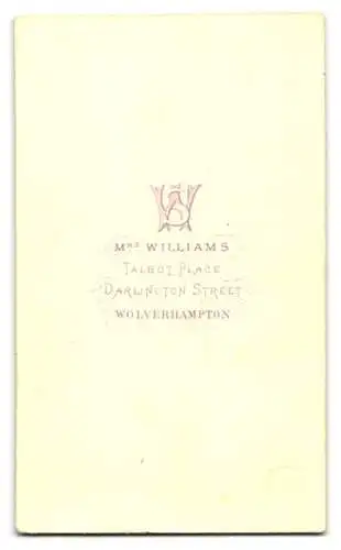 Fotografie Mrs. Williams, Wolverhampton, älter englische Grossmutter beim Stricken im Atelier