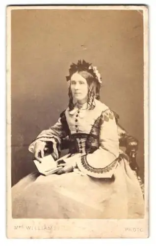 Fotografie Mrs. Williams, Wolverhampton, Miss, H. W. Dorsett im hellen Kleid mit Korkenzieherlocken