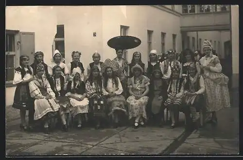 Foto-AK Altötting, Fasching im Engl. Institut 1930, kostümierte Anwohner