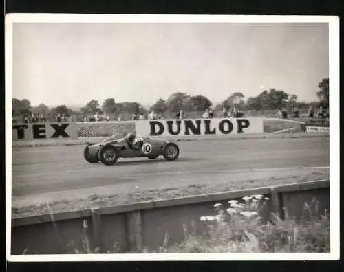 Fotografie Auto-Rennen, Rennwagen Startnummer 10 vor Dunlop Reklame